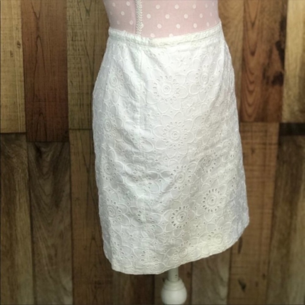 Elegant White Lace Skirt - image 2
